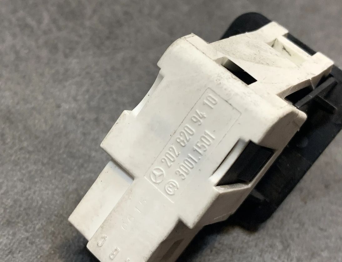 MERCEDES-BENZ E-Class W211/S211 (2002-2009) Контактное соединение дверей A2028209410 23417290