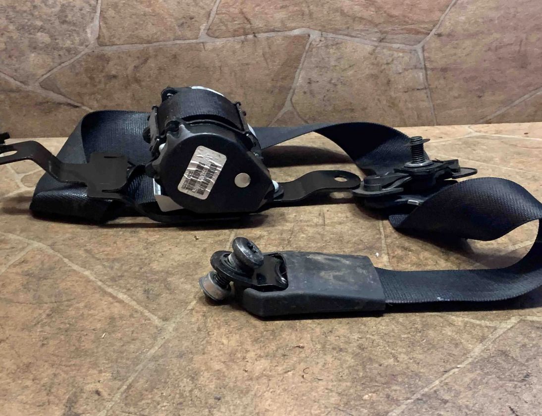 BMW X5 E70 (2006-2013) Rear Left Seatbelt 606345600C 32411156