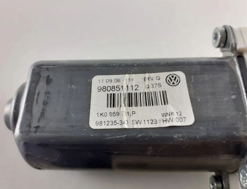 VOLKSWAGEN Passat B7 (2010-2015) Маторчик стеклоподъемника передней левой двери 1K0959701H,1K0959793L 31907340