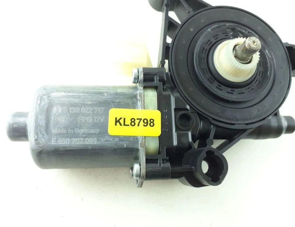VOLKSWAGEN Golf 8 generation (2019-2023) Маторчик стеклоподъемника передней левой двери KL8798,0130822717 31910601