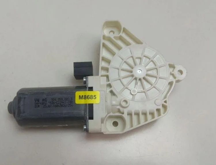 VOLKSWAGEN Passat B6 (2005-2010) Priekšējo kreiso durvju logu pacēlāja motorīts M8685,5Q4959802B 31910625