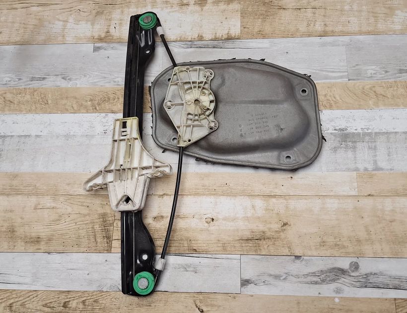 VOLKSWAGEN Golf 5 generation (2003-2009) Aizmugurējo kreiso durvju logu pacēlājs 1K4839401C 29971636