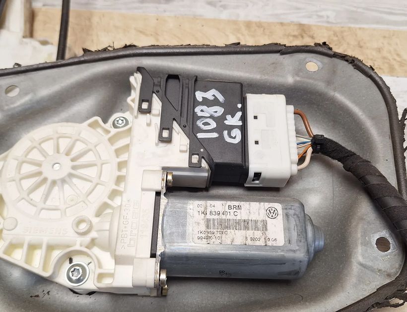 VOLKSWAGEN Golf 5 generation (2003-2009) Aizmugurējo kreiso durvju logu pacēlājs 1K4839401C 29971636