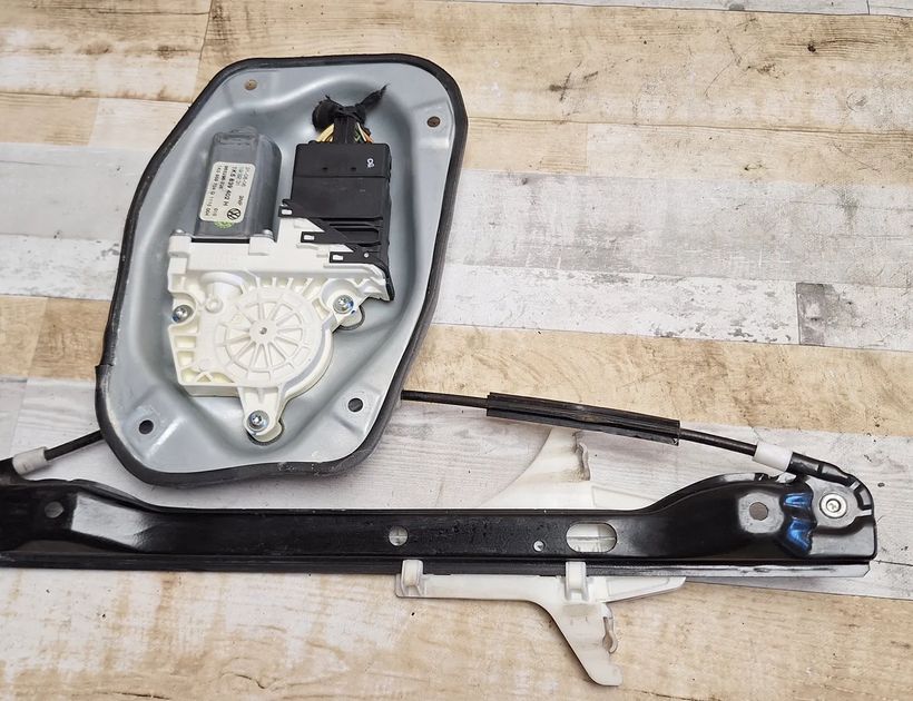 VOLKSWAGEN Jetta 3 generation (1992-1998) Стеклоподъемник задней правой двери 1K5837461B 31987363