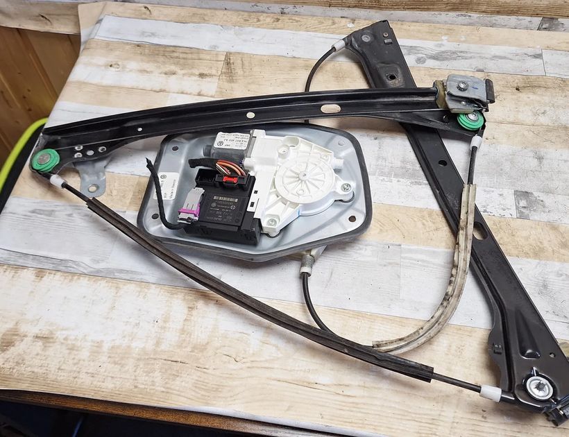 VOLKSWAGEN Jetta 3 generation (1992-1998) Стеклоподъемник передней правой двери 1K5837461B 31987365