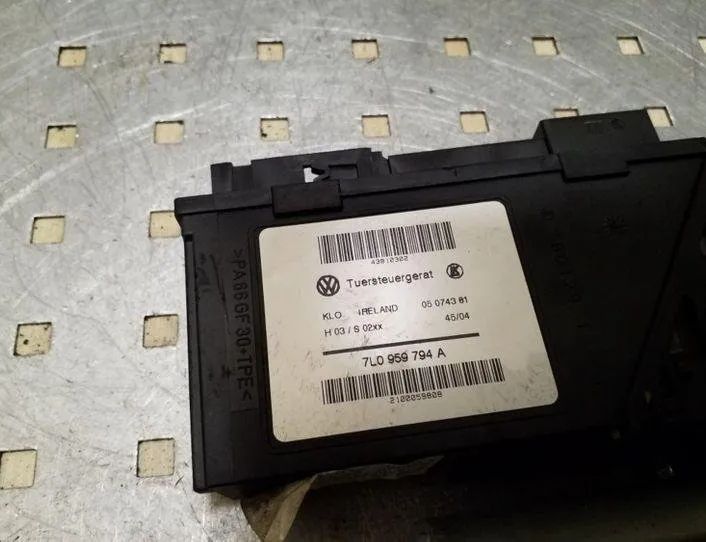 VOLKSWAGEN Touareg 1 generation (2002-2010) Маторчик стеклоподъемника задней правой двери 7L0959794A,7L0959704C,0130821764 26062319