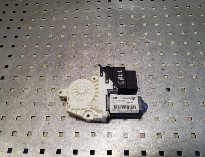 VOLKSWAGEN Golf 5 generation (2003-2009) Aizmugurējo kreiso durvju loga pacēlāja motorīts 1C0959811A 26065032