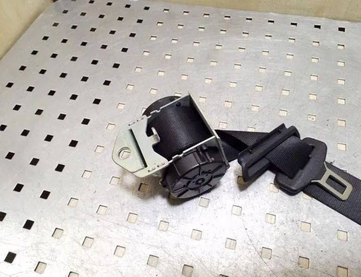 BMW 3 Series E90/E91/E92/E93 (2004-2013) Aizmugurējā vidējā drošības josta 606091700D 26070713