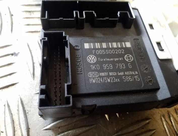 VOLKSWAGEN Golf Plus 1 generation (2004-2009) Priekšējo labo durvju logu pacelšanas motorīts 0130822229,5M2837402B,1K0959701K 26085538