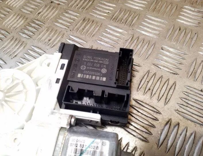 VOLKSWAGEN Golf Plus 1 generation (2004-2009) Priekšējo labo durvju logu pacelšanas motorīts 0130822229,5M2837402B,1K0959701K 26085538