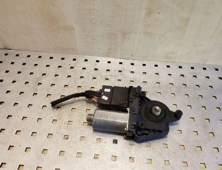 VOLKSWAGEN Passat B5 (1996-2005) Моторчик стеклоподъемника задней левой двери 3B9839751CJ,0130821697 26093296