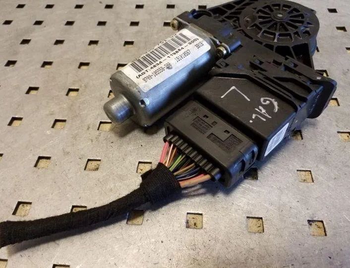 VOLKSWAGEN Passat B5 (1996-2005) Моторчик стеклоподъемника задней левой двери 3B9839751CJ,0130821697 26093296