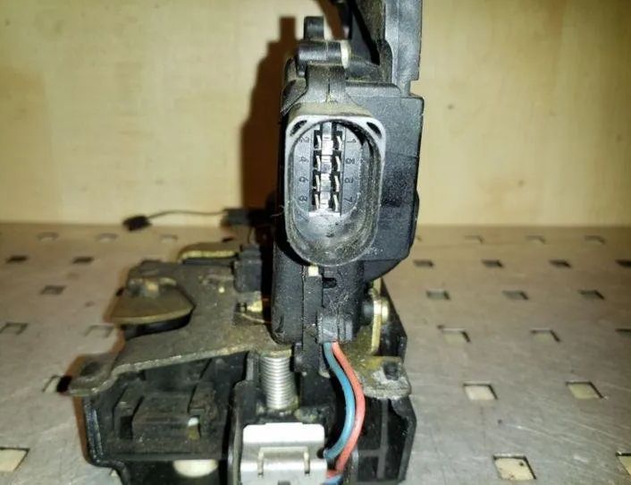 SKODA Octavia 2 generation (2004-2013) Замок двери передний правый 3B1837016A 26103810