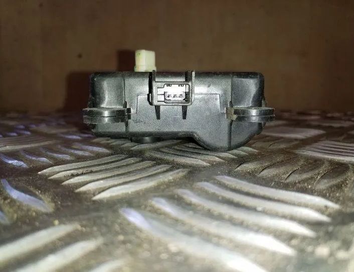 NISSAN X-Trail T30 (2001-2007) Клапаны управления внутренним подогревом 3J01030850 26117759