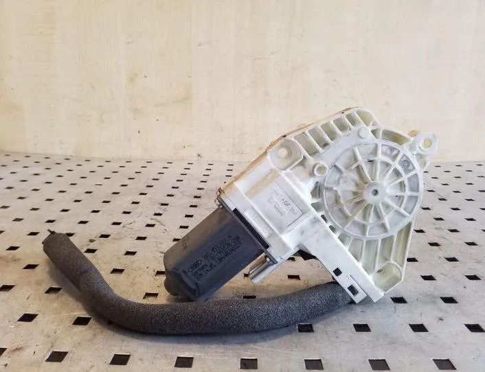 SKODA Superb 2 generation (2008-2015) Маторчик стеклоподъемника передней левой двери 8K0959801A 26148123