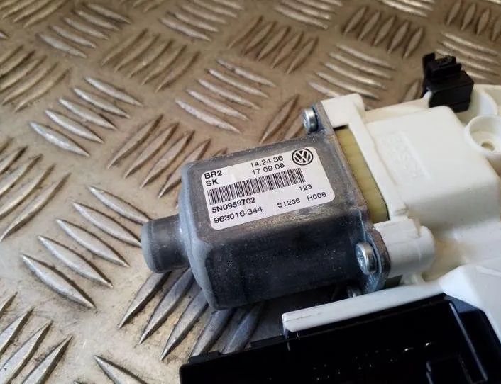 VOLKSWAGEN Tiguan 1 generation (2007-2017) Priekšējo kreiso durvju logu pacēlāja motorīts 5N0959702,1K0959792J,0130822467 26150336