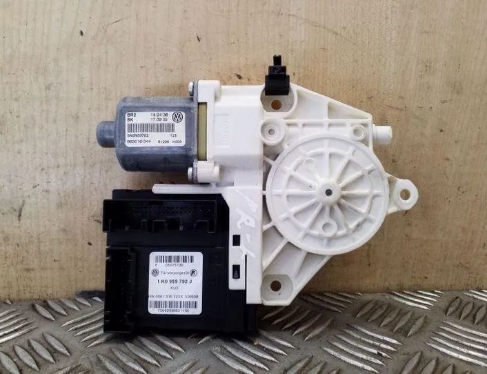 VOLKSWAGEN Tiguan 1 generation (2007-2017) Priekšējo kreiso durvju logu pacēlāja motorīts 5N0959702,1K0959792J,0130822467 26150336