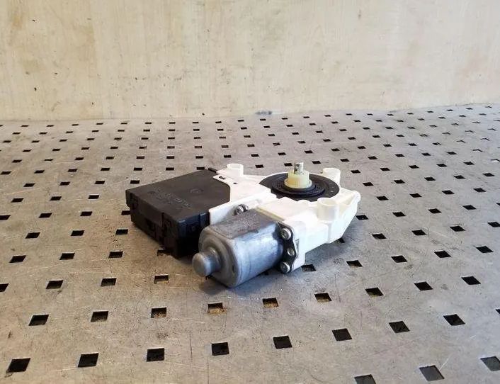 VOLKSWAGEN Tiguan 1 generation (2007-2017) Priekšējo labo durvju logu pacelšanas motorīts 0130822467,1K0959793J,5N0959701 26150416