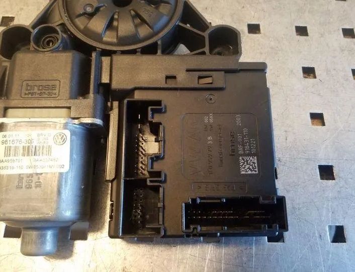 VOLKSWAGEN Passat B7 (2010-2015) Priekšējo labo durvju logu pacelšanas motorīts 3C0959793B,3AA959701 26166938