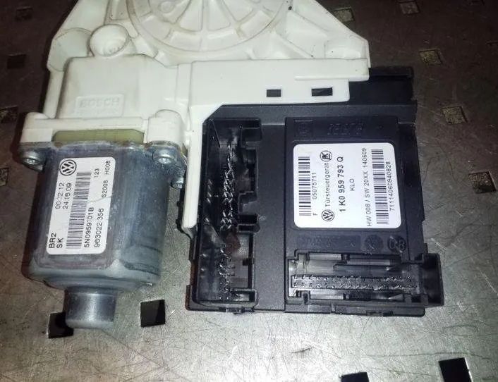 VOLKSWAGEN Tiguan 1 generation (2007-2017) Маторчик стеклоподъемника передней правой двери 5N0959701B,1K0959793Q,0130822467 26179915