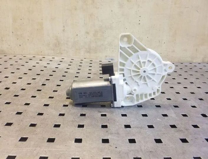 VOLKSWAGEN Passat Variant 1 generation (2010-2024) Маторчик стеклоподъемника передней правой двери 5Q4959802B 26193413