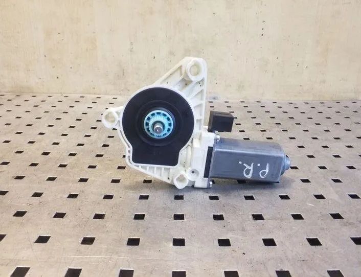 VOLKSWAGEN Passat Variant 1 generation (2010-2024) Маторчик стеклоподъемника передней правой двери 5Q4959802B 26193413