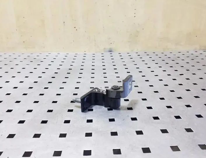 AUDI A3 8V (2012-2020) Aizmugurējo kreiso durvju eņģes 8V0833403E 26216157