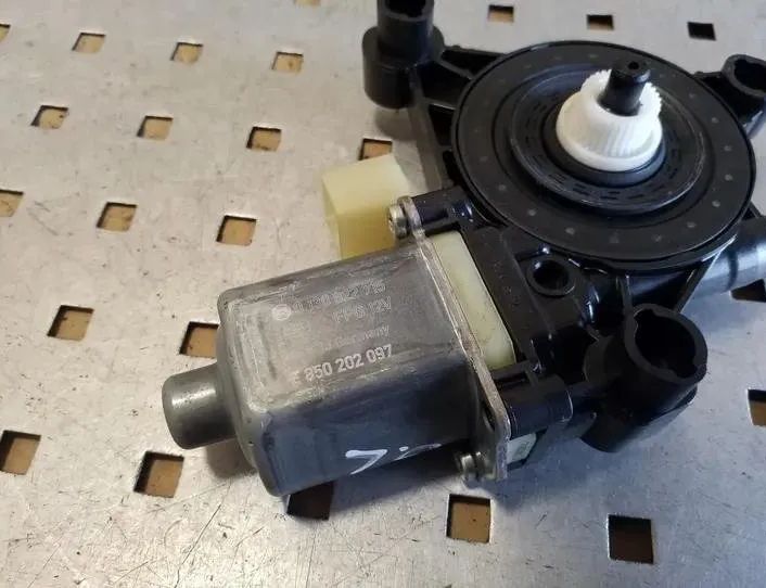 SKODA Superb 3 generation (2015-2023) Aizmugurējo labo durvju loga vadības motorīts E850202097 26226758