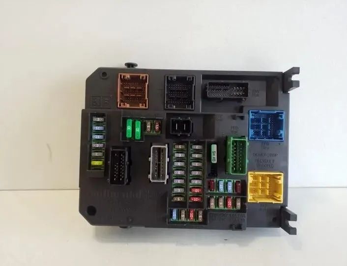CITROËN C4 Picasso 2 generation (2013-2018) Fuse box 9806687980,A2C53383165 26238981