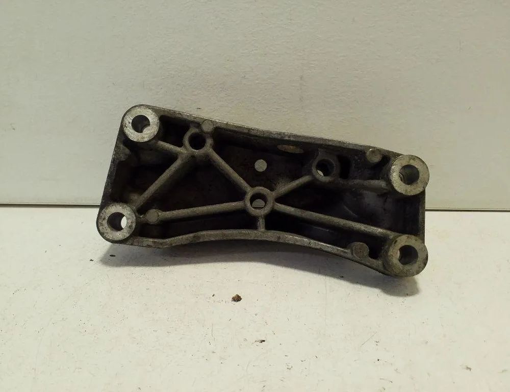 VOLKSWAGEN Passat B6 (2005-2010) Кронштейн крепления коробки передач 1K0199117AM 32156979