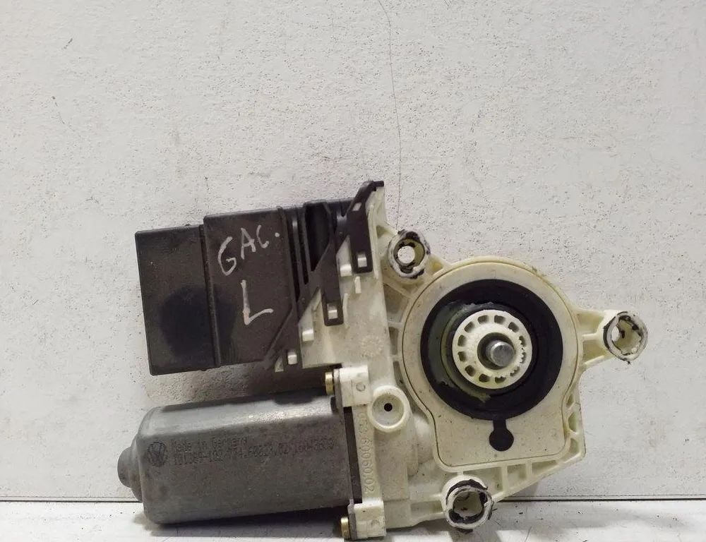 VOLKSWAGEN Bora 1 generation (1998-2005) Aizmugurējo kreiso durvju loga pacēlāja motorīts 1C0959811A 32168606