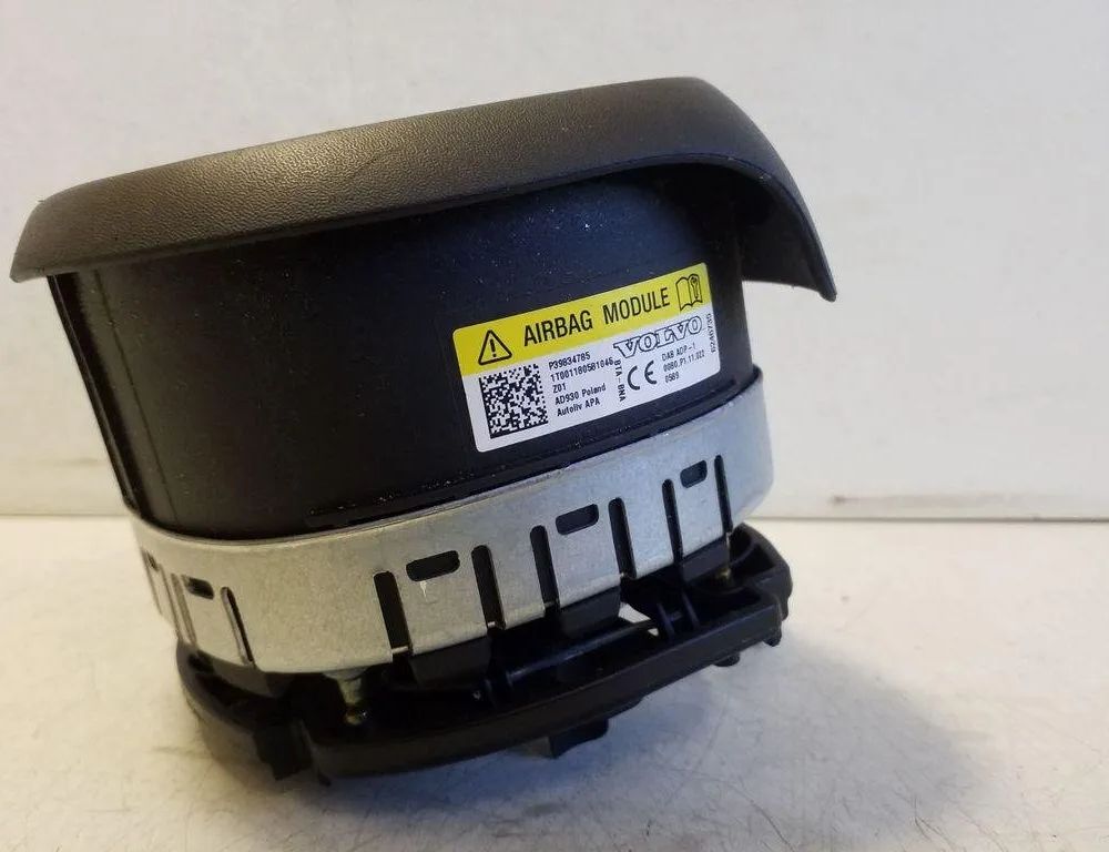 VOLVO XC60 2 generation (2017-2024) Подушка безопасности руля 39834785 32173595