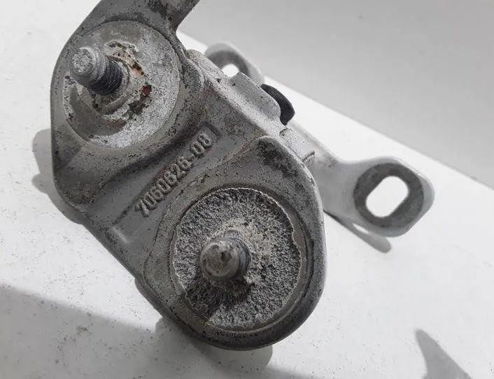 BMW 1 Series E81/E82/E87/E88 (2004-2013) Петля крышки багажника правая 7060626,051108 22675364