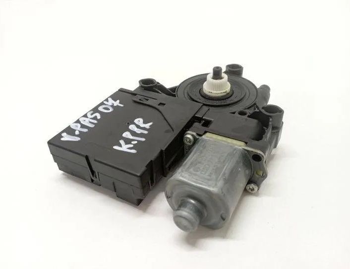 VOLKSWAGEN Passat B7 (2010-2015) Priekšējo kreiso durvju logu pacēlāja motorīts 3AA837461,3AA959701A,988691318 22684251