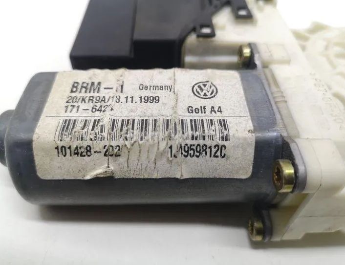 VOLKSWAGEN Golf 4 generation (1997-2006) Aizmugurējo labo durvju loga vadības motorīts 1J4959811C 22709727