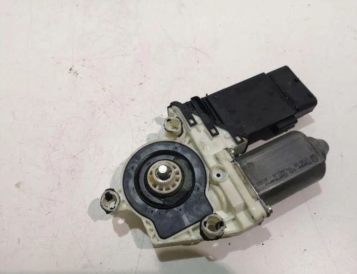 VOLKSWAGEN Bora 1 generation (1998-2005) Моторчик стеклоподъемника задней левой двери 1J1959802D 23026598