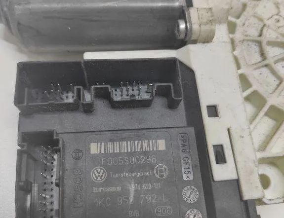 VOLKSWAGEN Passat B6 (2005-2010) Маторчик стеклоподъемника передней левой двери F005S00296 31951656