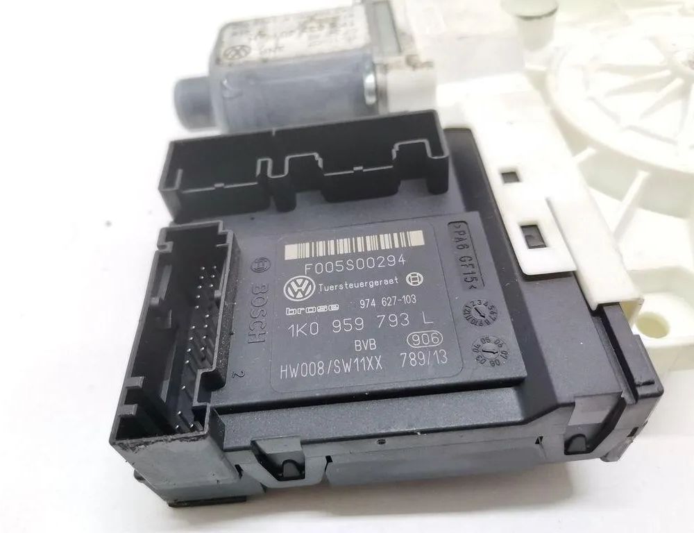 VOLKSWAGEN Golf 5 generation (2003-2009) Priekšējo kreiso durvju logu pacēlāja motorīts 1K5837401AH 33053171