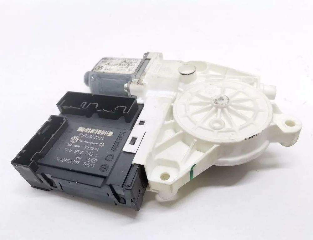 VOLKSWAGEN Golf 5 generation (2003-2009) Priekšējo kreiso durvju logu pacēlāja motorīts 1K5837401AH 33053171