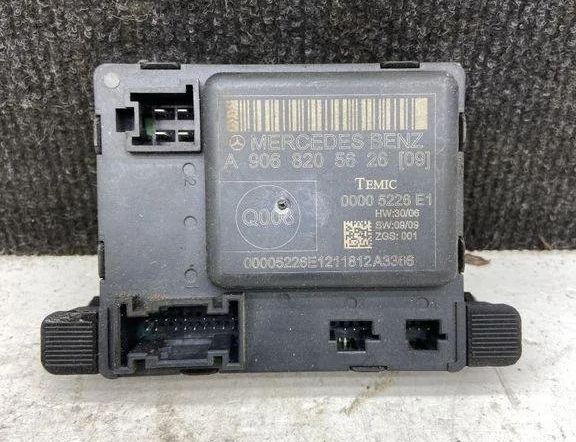 MERCEDES-BENZ Sprinter 2 generation (906) (2006-2018) Aizmugurējo labo durvju vadības bloks A9068205626 31733353