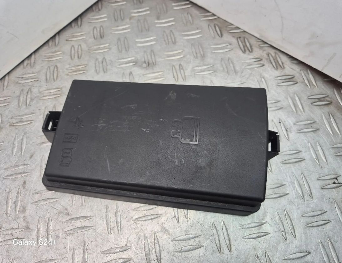 SKODA Octavia 3 generation (2013-2020) Drošinātāju kārbas vāks 5Q0937132B 26905195