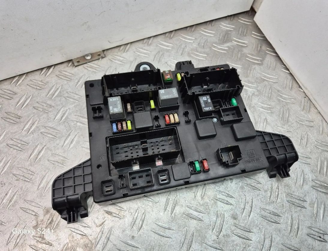 OPEL Astra J (2009-2020) Fuse box 13302301 28091893