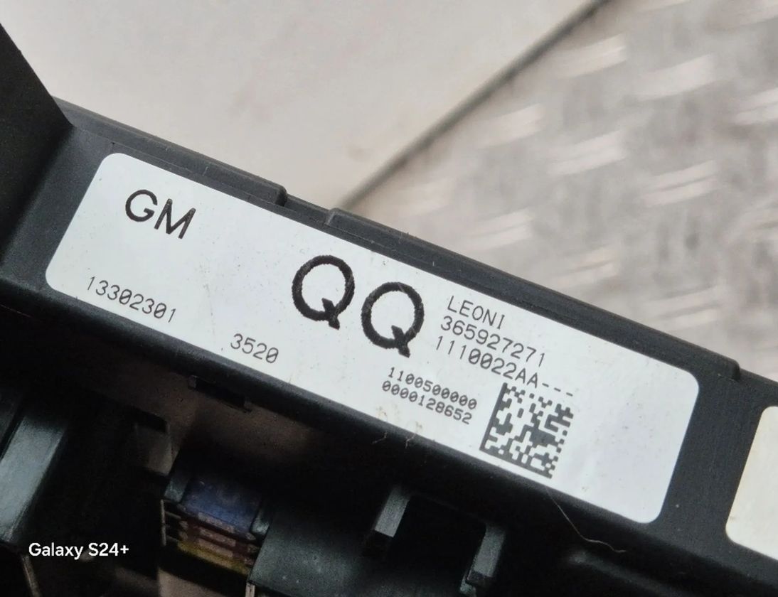OPEL Astra J (2009-2020) Fuse box 13302301 28091893