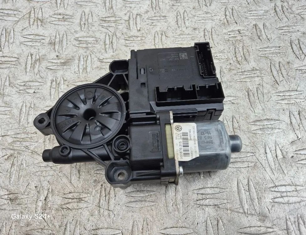 VOLKSWAGEN Passat B7 (2010-2015) Priekšējo labo durvju logu pacelšanas motorīts 3C0959793B 31652053