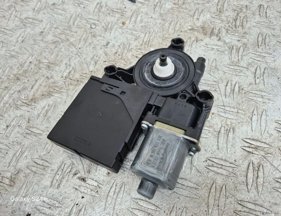 VOLKSWAGEN Passat B7 (2010-2015) Priekšējo kreiso durvju logu pacēlāja motorīts 3C0959792B 31652055