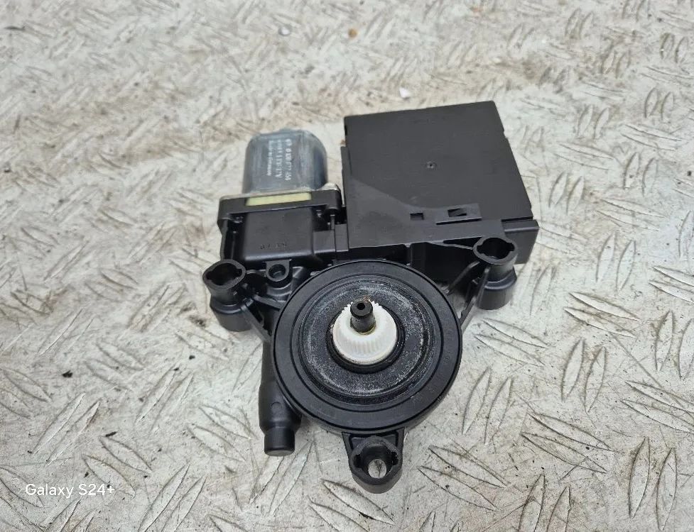 VOLKSWAGEN Passat B7 (2010-2015) Priekšējo kreiso durvju logu pacēlāja motorīts 3C0959792B 31652055