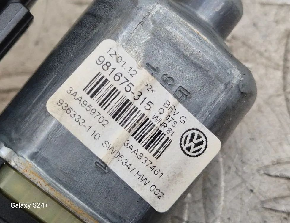 VOLKSWAGEN Passat B7 (2010-2015) Priekšējo kreiso durvju logu pacēlāja motorīts 3C0959792B 31652055