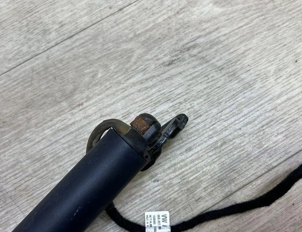 PORSCHE Macan 1 generation (2013-2023) Aizmugurējā bagāžnieka amartizātors kreisajā pusē 95B827851B,95B827851C 31415545