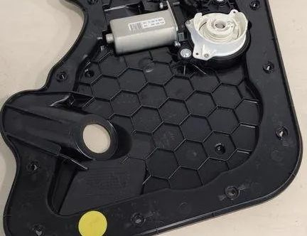 AUDI A8 D2/4D (1994-2002) Priekšējo labo durvju mīkstās aizvēršanas ierīce / Soft Close 4F0837060 31419456