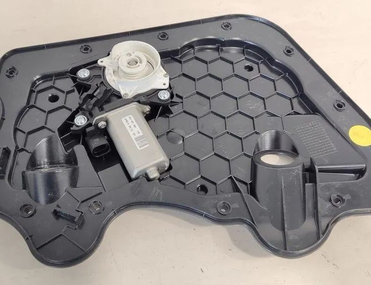 AUDI A8 D2/4D (1994-2002) Priekšējo labo durvju mīkstās aizvēršanas ierīce / Soft Close 4F0837060 31423478